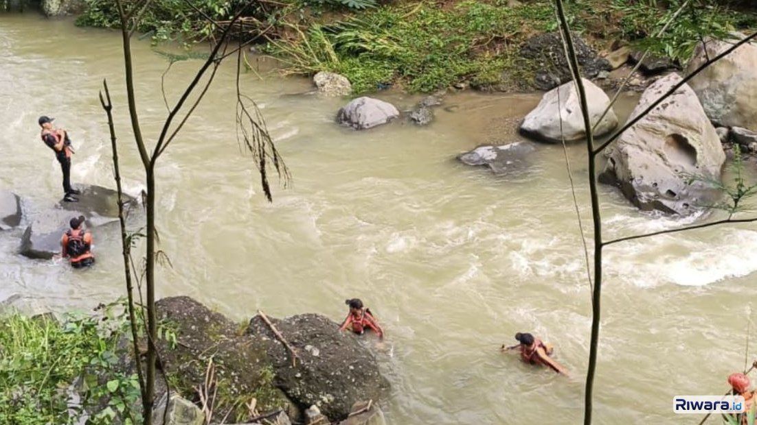 Operasi pencarian terhadap seorang warga yang diduga tenggelam di Sungai Kreteg, Desa Kedunggong, Kecamatan Sadang, Kabupaten Kebumen